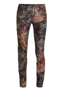 Jeans con stampa floreale su sfondo scuro, caratterizzati da fiori multicolore in rosso, giallo e blu. Dettagli distintivi delle tasche con accenti metallici.