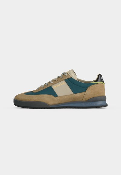 Baskets en daim marron et bleu sarcelle avec des accents beige et noir, des lacets à motifs, et le logo « PS Paul Smith » sur le côté et la semelle.
