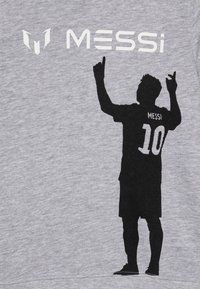 Un sweat gris présentant une silhouette noire d'un joueur avec le numéro "10" et le nom "MESSI" imprimé au-dessus en blanc.