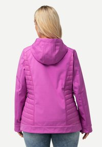 Fialová bunda s kapucí, s prošívanými bočními panely a hladkým povrchem. Disponuje přiléhavým střihem a mírně zakřiveným lemem.