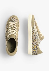 Beige Sneakers mit Leopardenmuster in Gelb und Grau. Aus Wildleder und Canvas, mit hellen Schnürsenkeln und Gummisohlen.