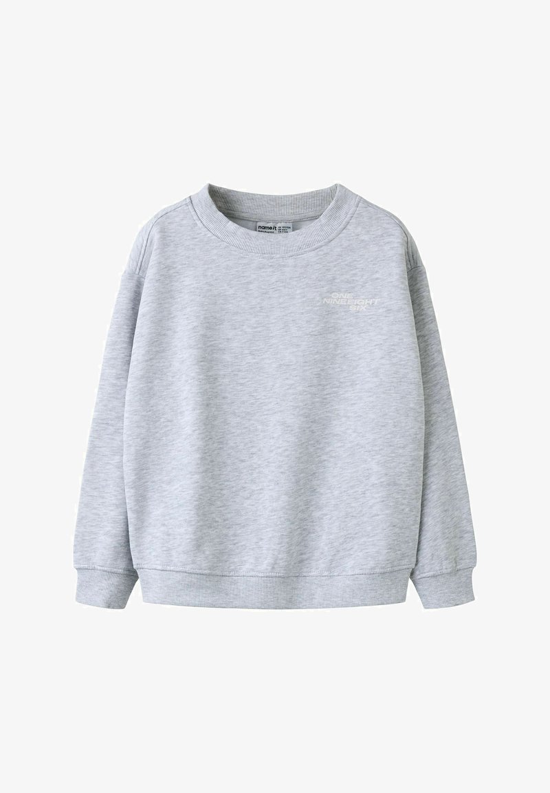 Sweat-shirt gris clair en matériau doux, avec un col rond côtelé, des manches longues et un logo imprimé discret à l'avant.