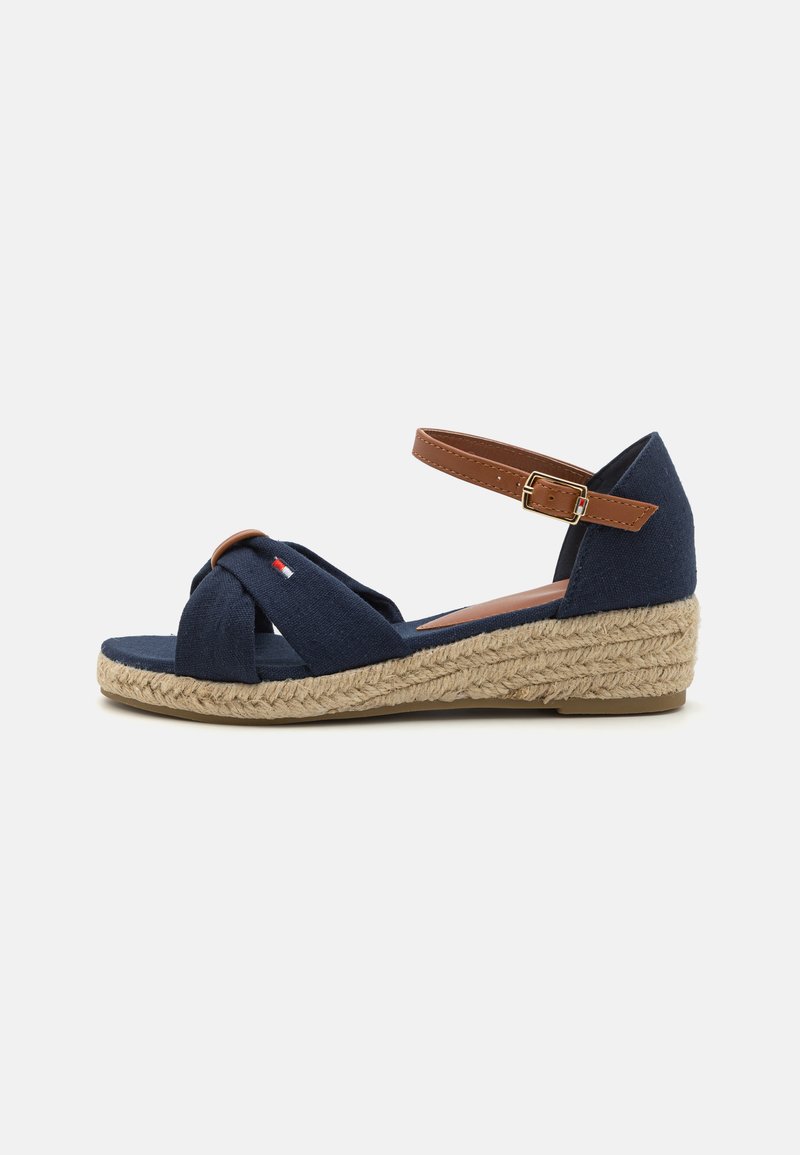 Πέδιλα σε σχήμα φέτας από ναυτικό ύφασμα με σχεδιασμό στριμμένου λουριού, καφέ λουράκι στον αστράγαλο και τακούνι ντυμένο με τζούτα, με υφή επιφάνειας.