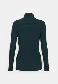 Grüner Strickpullover mit hohem Kragen, der auf der oberen Hälfte horizontale Streifenmuster und im unteren Bereich eine gerippte Struktur aufweist.