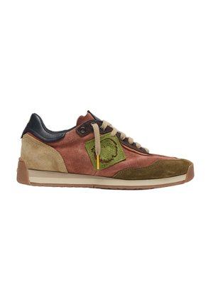 Zapatilla baja con paneles de ante marrón, beige y oliva, cordones beige y una parche verde con un logo de árbol en el lateral.