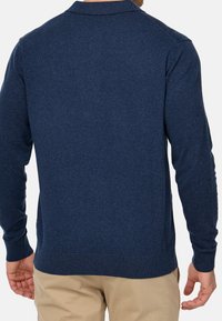 Suéter de punto azul marino con cuello tipo polo, mangas largas y puños y dobladillo de canalé. Textura suave, diseño minimalista y sin patrones visibles.