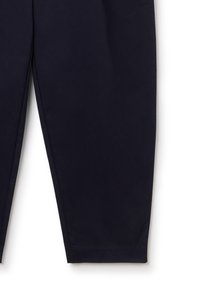 Pantalones azul marino con una textura suave, corte recto y orillas bien acabadas. Sin bolsillos visibles ni elementos decorativos.