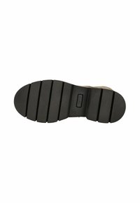 Suela de zapato de goma negra con textura estriada y patrón de banda de rodadura segmentado. Presenta una punta redondeada y un área del talón reforzada para mayor durabilidad.