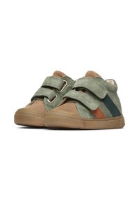 Sneaker verde e beige con due strap in Velcro, parte superiore in suede e tessuto, suola in gomma e strisce multicolori in verde scuro e arancione.