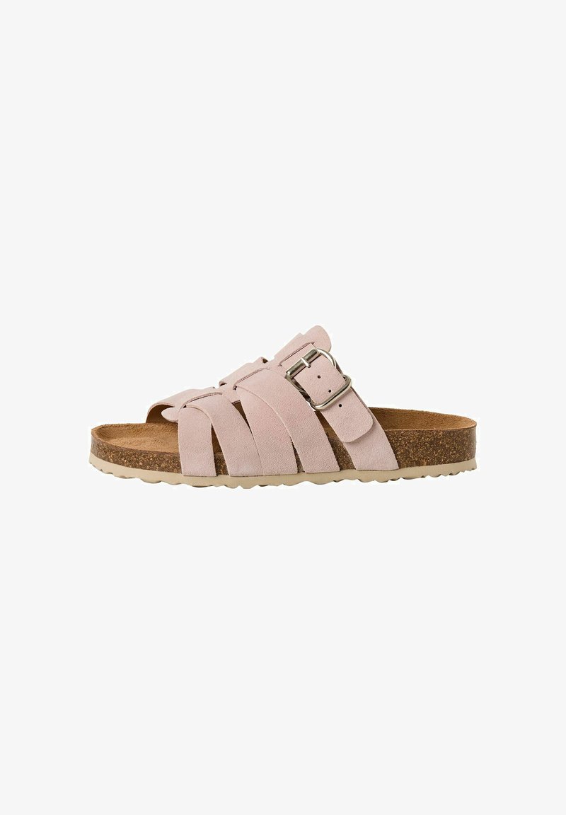 Sandale mule en daim rose avec plusieurs lanières croisées, un accent boucle métallique et une semelle intérieure en liège texturée sur une semelle extérieure légère et rainurée.