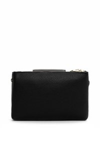 Clutch in pelle nera con superficie testurizzata, forma rettangolare, manico superiore e hardware dorato. Chiusura con zip nella parte superiore.