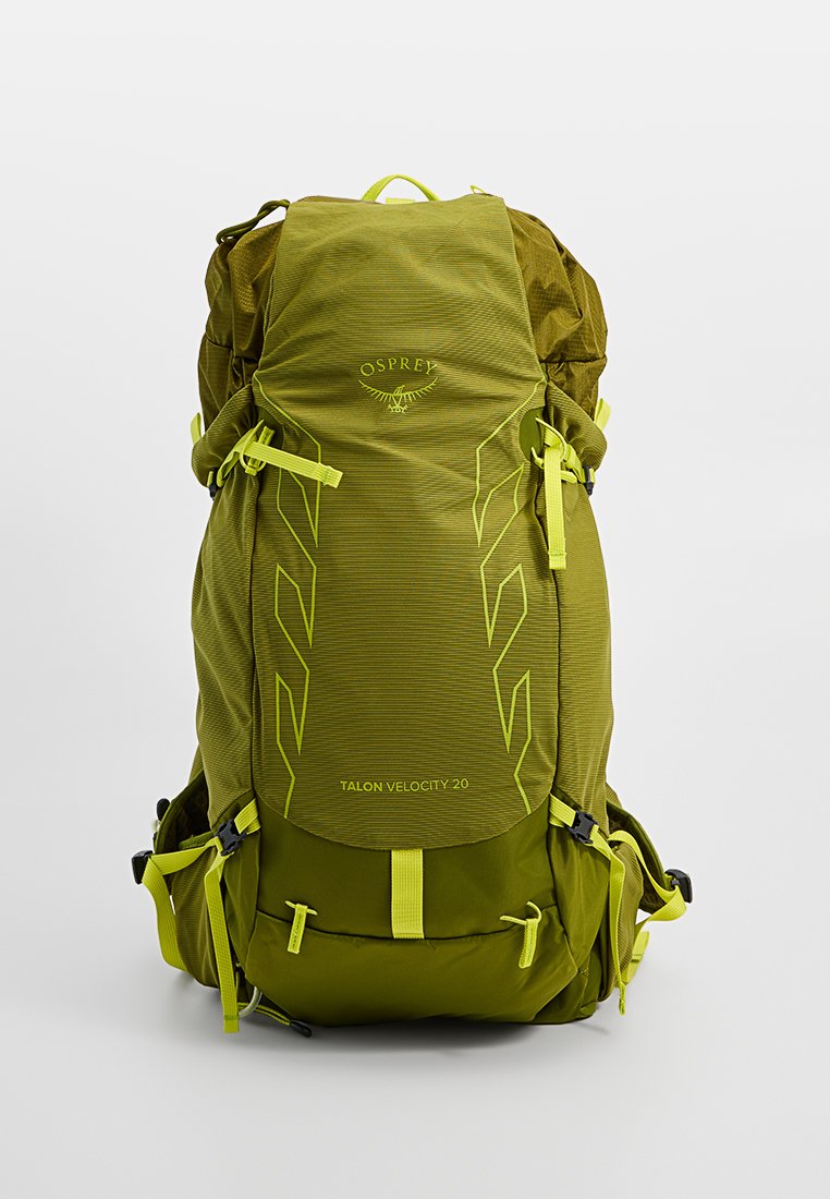 Mochila verde con acentos en verde más claro, hecha de un tejido texturizado, con múltiples correas, un cordón en la parte superior y la marca Osprey.