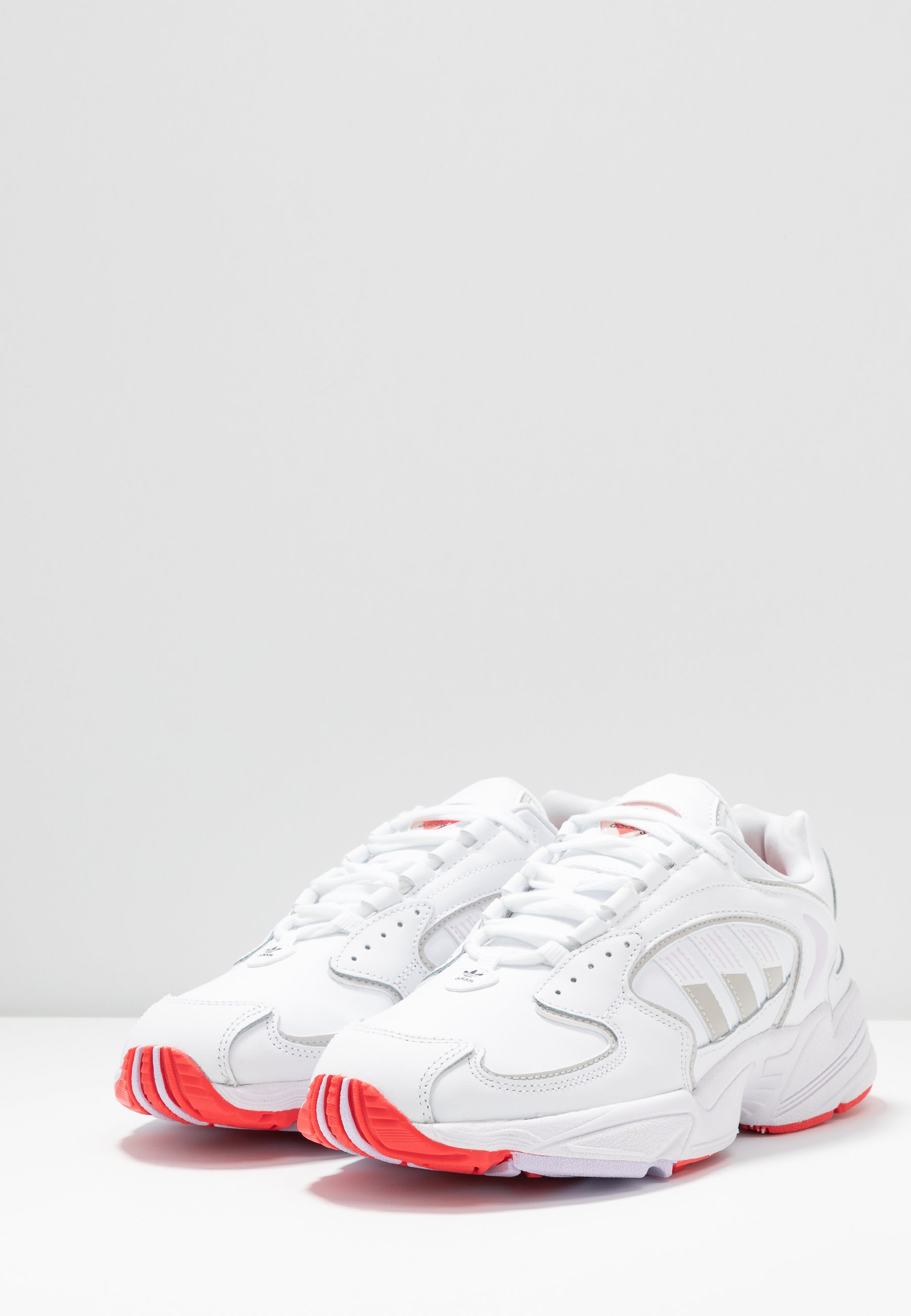 adidas Originals 2000 Joggesko footwear whitegrey one adidas Originals FALCON 2000 Joggesko grey oneglover