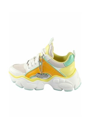Chunky witte sneakers met gele, oranje en mintgroene accenten. Heeft een glanzende afwerking, gelaagd ontwerp en decoratieve kettingdetails.