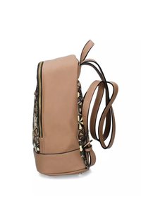 Piccolo zaino beige con pannelli laterali decorati, zip dorata e spallacci regolabili, mostrato di lato.