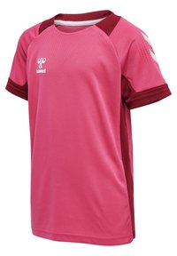 Lyserød sports trøje med korte ærmer, lavet af struktureret stof. Har maroon farvede detaljer på ærmerne og siderne, samt logo på fronten.