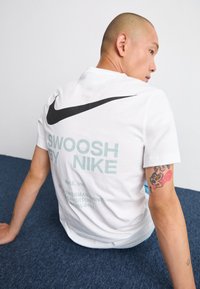 Nike Sportswear TEE - Apdrukāts T-krekls - white