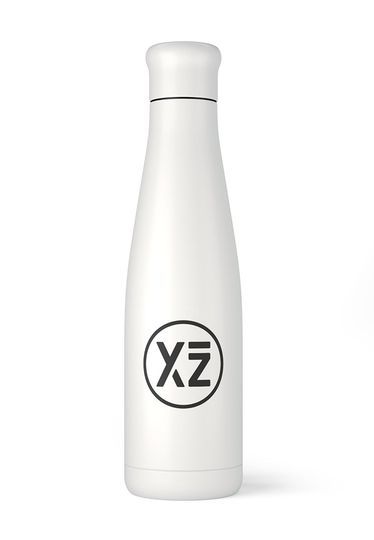 Botella de agua de acero inoxidable blanca con una forma elegante y curvada, y un logotipo circular negro con "XZ" en el frente. Textura suave.