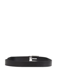 Cinturón de cuero negro con textura suave, que presenta una hebilla metálica plateada y un diseño minimalista. Ancho plano y ajustable.