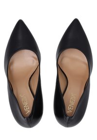 Černé lodičky s špičatou špičkou, hladkým koženým povrchem, výřezovými stranami a nahým interiérem se značkovým logem, zdůrazňující elegantní design.