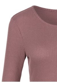 Rippoptik Langarmshirt in Mauve, mit weitem Ausschnitt und strukturiertem Stoff für zusätzliche Tiefe und Interesse.