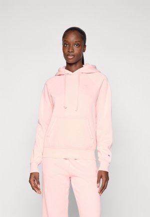 Lys rosa hettegenser laget av mykt stoff, med en frontlomme, ribbestrikkede mansjetter og en liten logo på brystet.