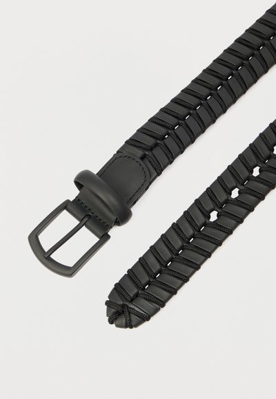 Μαύρη υφαντή δερμάτινη ζώνη με ματ μαύρη ορθογώνια αγκράφα σε απλό λευκό φόντο.