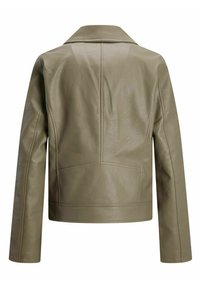 Giacca in pelle verde oliva con collo a punta, maniche lunghe e silhouette aderente. Presenta una finitura testurizzata e dettagli della cucitura sul retro.