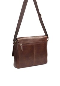 Borsa a tracolla in pelle marrone con un design elegante, tracolla regolabile, tasca frontale con zip e due cuciture visibili. Superficie texturizzata.