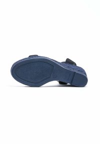 Blaue Außensohle eines Sandalen mit strukturiertem Gummioberfläche, ausgestattet mit zwei verstellbaren Riemen aus kontrastierendem Material. Verstärkter Zehenbereich.