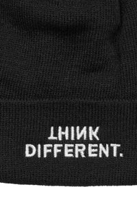 Fekete kötött sapka bordás textúrával. Az elején fehér hímzett szöveg olvasható: "THINK DIFFERENT." Egyszerű, funkcionális design.