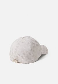 Cappello realizzato in tessuto grigio chiaro con un motivo sottile e visiera curva. Presenta una fibbia metallica sul retro per la regolazione della misura.
