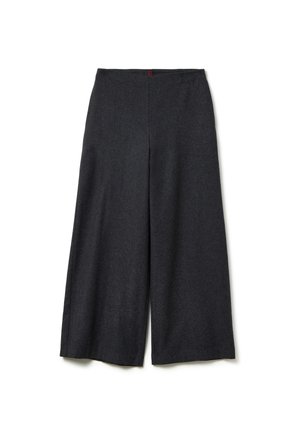 Weite Hose aus dunkelgrauem Stoff mit glatter Textur und einem elastischen Bund, der hinten einen dezenten roten Akzent hat.