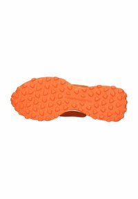 Orangene Gummiaußensohle mit dreieckigen Stollen für Traktion, mit einem braunen Obermaterial. Strukturiert Oberfläche und verstärkte Kanten sichtbar.