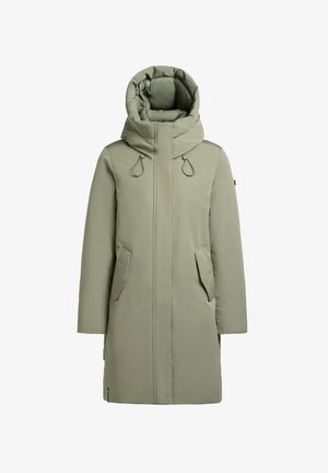 Parka de color verde oliva con capucha desmontable, cierre frontal con cremallera, bolsillos laterales y cordones ajustables. Textura de tejido suave y mate.