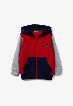 Rode en marineblauwe hoodie met ritssluiting en grijze mouwen, voorzien van voorzakken en "UNITED COLORS OF BENETTON" geborduurd op de borst. Zachte stoftextuur.