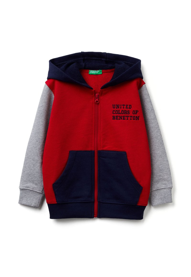 Červeno-námořnická mikina na zip se šedými rukávy, vybavená předními kapsami a nápisem "UNITED COLORS OF BENETTON" vyšitým na hrudi. Měkká látka.