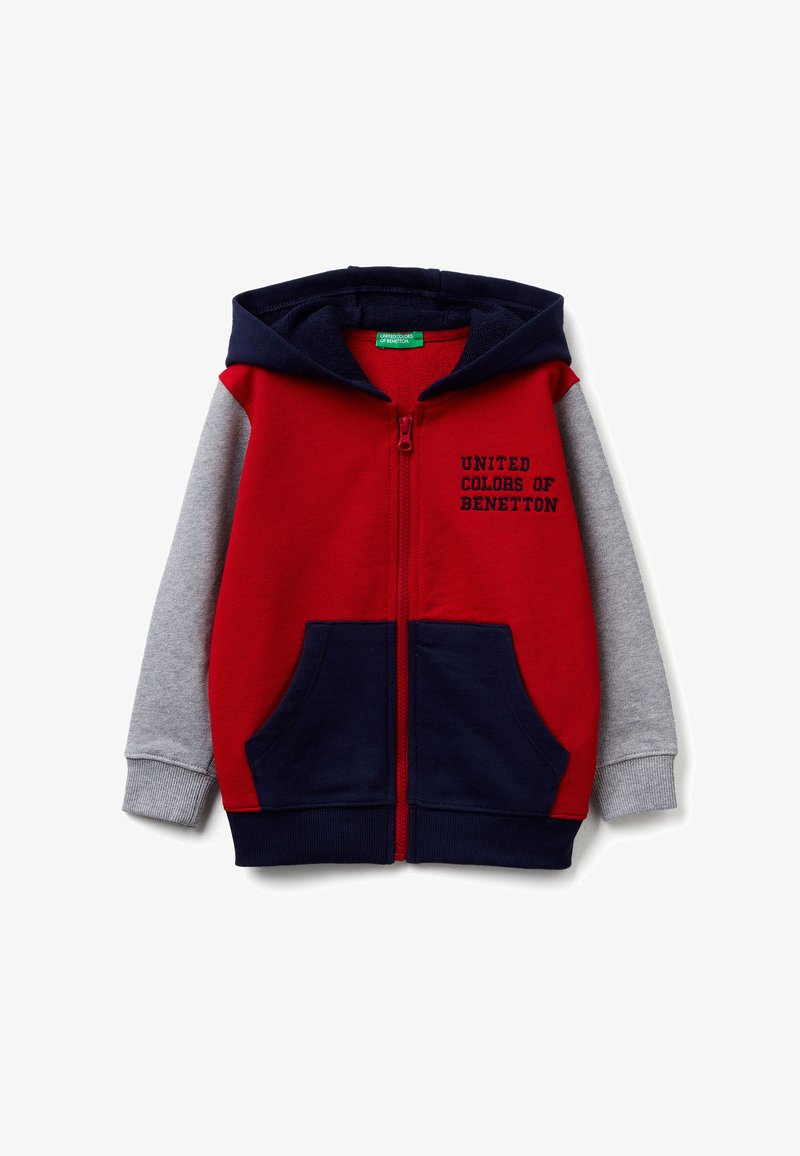 Červeno-námořnická mikina na zip se šedými rukávy, vybavená předními kapsami a nápisem "UNITED COLORS OF BENETTON" vyšitým na hrudi. Měkká látka.