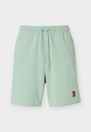 Αθλητικές σορτς ανοιχτού πράσινου χρώματος με ελαστική μέση, κορδόνι ρύθμισης, πλαϊνές τσέπες και μικρό πολύχρωμο λογότυπο Nike στο αριστερό πόδι.