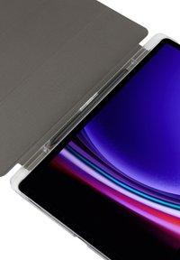 Tablet mit einem lebhaften, gebogenen lila und blauen Display, eingekapselt in einem klaren Schutzgehäuse mit einem grau gefalteten Deckel, der teilweise offen ist.