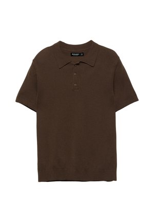Brązowa koszulka polo z krótkim rękawem, zapinana na trzy guziki, z prążkowanym wykończeniem na dole, prezentowana na białym tle.