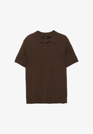 Braunes Poloshirt mit kurzen Ärmeln, einer dreiknöpfigen Knopfleiste und einem gerippten Saum, dargestellt vor weißem Hintergrund.