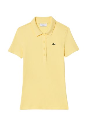Gelbes Polohemd aus geripptem Stoff. Es verfügt über einen klassischen Kragen, eine Knopfleiste mit drei Knöpfen und ein kleines grünes Logo auf der Brust.