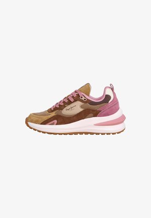Trenere med en miks av brun og rosa semsket lær, hvit mellomsåle og rosa detaljer. Snøring med logo på siden. Teksturert gummisåle.