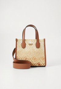 Borsa in paglia color sabbia e crema con dettagli in pelle marrone, caratterizzata da una superficie testurizzata, manici corti e tracolla removibile.