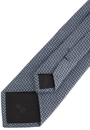 Corbata con un patrón azul y negro que presenta un tejido texturizado y un lado inferior negro sólido con un sutil bordado del logo. Diseño de punta rectangular.