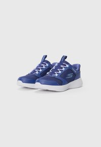 Baskets de sport bleues en mélange de maille et de matériau synthétique, avec des lacets blancs, une semelle texturée et un logo sur le côté.