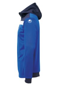 Felpa blu con accento blu navy sul cappuccio, caratterizzata da una striscia bianca sul petto e un logo sulla spalla. Materiale morbido e polsini a costine.