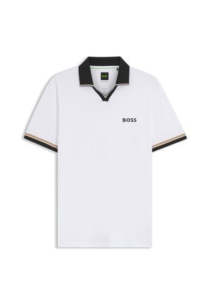 Polo bianca a maniche corte con colletto nero e bordi delle maniche neri, accenti a strisce marroni e logo "BOSS" sul petto.