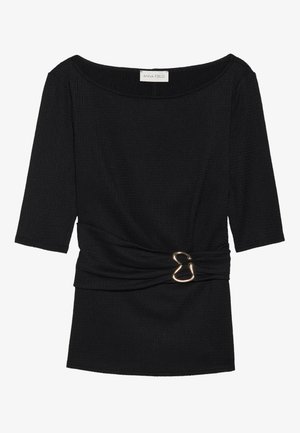 Zwarte top van gestructureerde stof, met driekwartmouwen, een bootnek en een gouden decoratieve gesp op de taille.